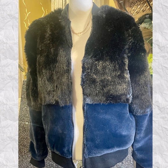 New John & Jenn Medium M Black Blue Faux Fur Bomber Jacket Womens Trendy Boxy - Picture 3 of 10